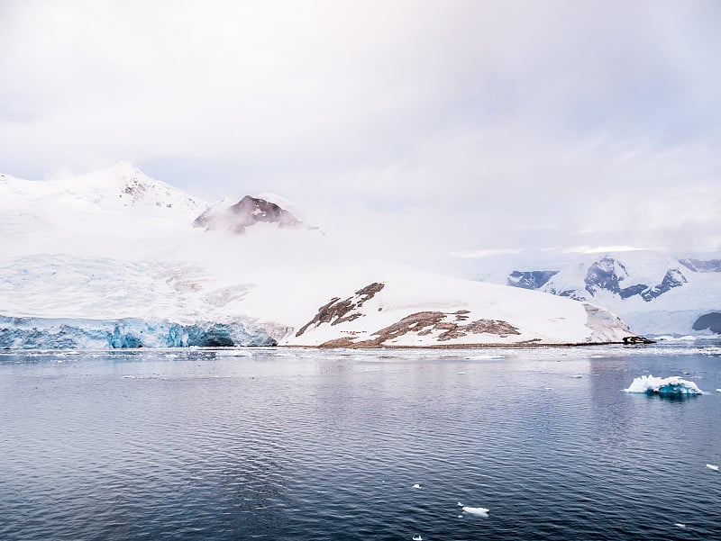 南极洲大陆阿克托斯基半岛安沃德湾的露营地内科港湾，在雪中搭起了帐篷