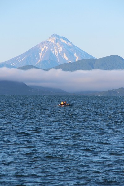 从一艘游船上俯瞰维柳金斯基火山。