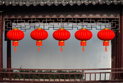 古建筑下的中国传统节日红灯笼