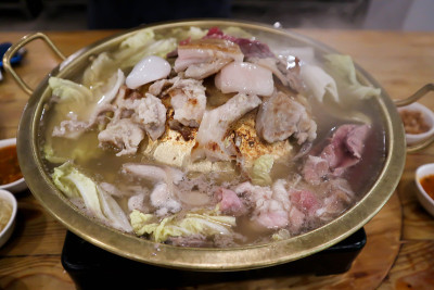 烤箱里的烤猪肉，泰国菜和韩国菜