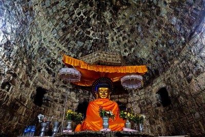 缅甸若开邦Mrauk U古Htukkhanthein庙中沐浴阳光的佛像