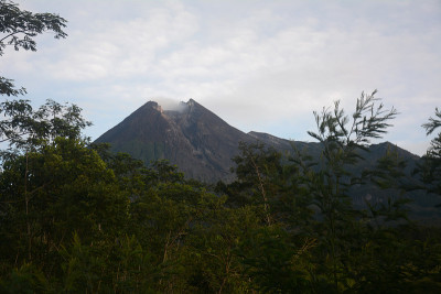 日出中的默拉皮火山
