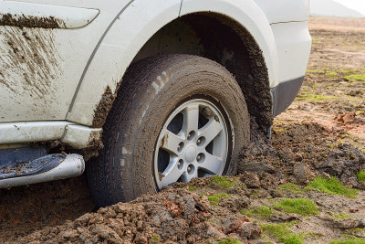 白色4x4汽车车轮陷。