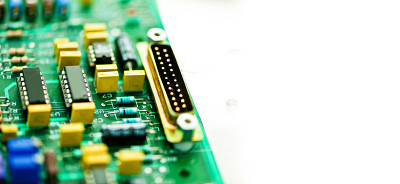 带有集成电路和电子元件的印刷电路板(PCB)