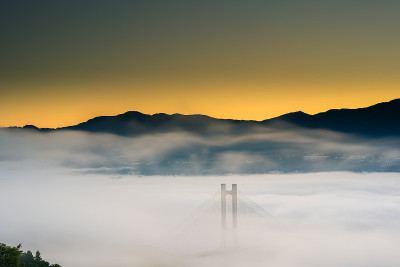 云海与桥在清晨
