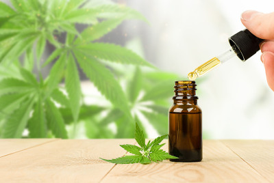 木桌上的CBD油