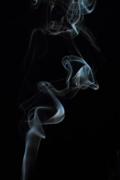 黑色背景上的白色烟雾纹理