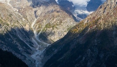 白雪覆盖的高山、高山草甸和当地的山区居民点