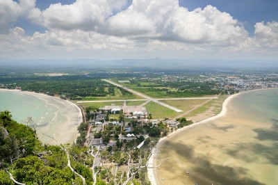 泰国皇家空军5翼基地，敖玛瑙湾，敖玛瑙海滩和普拉卓布湾的鸟瞰图从高洛姆Muak山在泰国普拉卓布基里汗