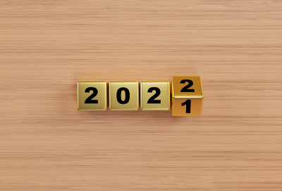 在木桌背景上的黄金方块方块翻转2021年到2022年之间的变化和准备，通过3d渲染圣诞快乐和新年快乐
