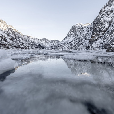 罗浮敦群岛冬季湖面景观。冰雪融化