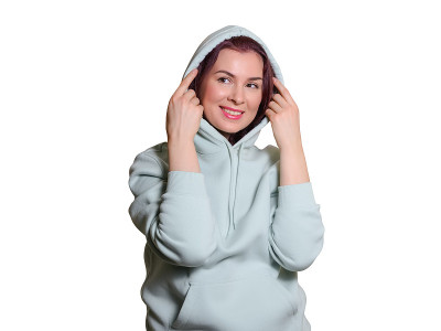 一个穿着连帽衫的漂亮女人用头巾盖住她的头，微笑着。摄影室拍摄，中景，白色隔离