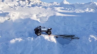 雪地上的遥控汽车