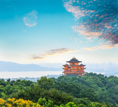美丽的杭州西湖和古老的亭子建筑日落风景