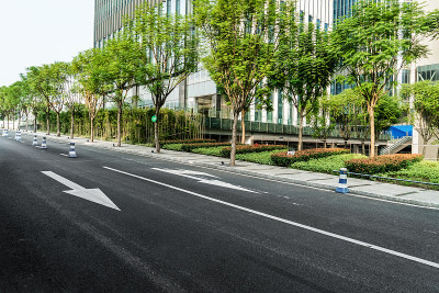 空旷的高速公路与城市景观和天际线，中国重庆。
