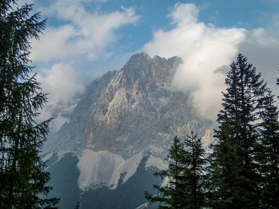 在Ehrwald附近的Tiroler Zugspitz竞技场徒步旅行