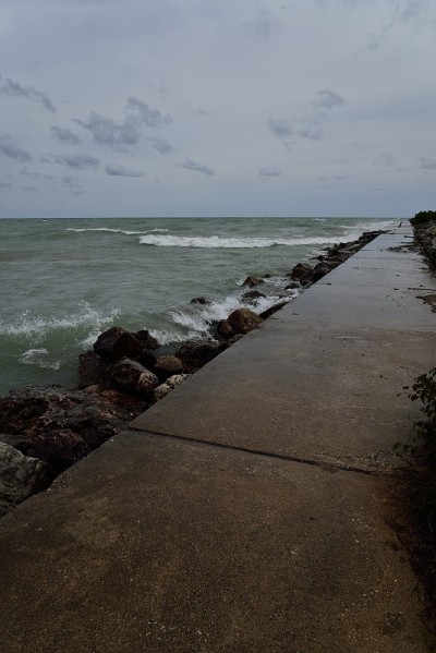 密歇根湖阴沉沉的雨天