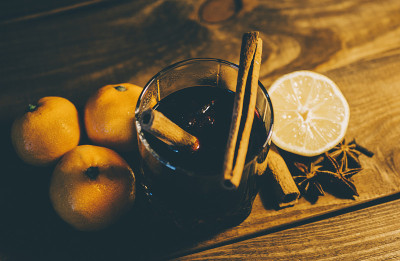 玻璃杯里的热葡萄酒