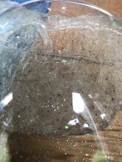 光滑透明的粘液占据了桌子