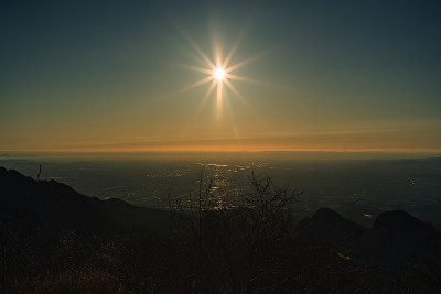 哈鲁纳山顶的第一次日出