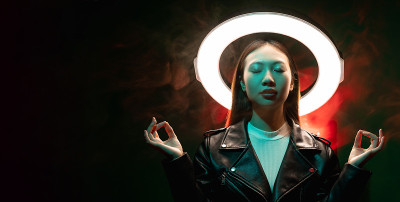 夜晚瑜伽赛博朋克横幅霓虹女孩沉思