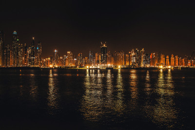 夜间城市的灯光。迪拜码头。2019年5月迪拜
