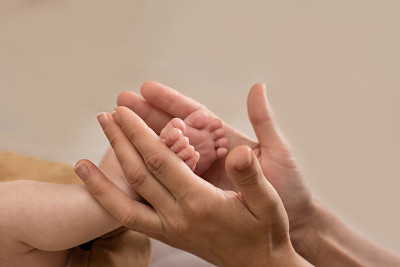 新生婴儿的脚。母亲的概念。母亲的一天。副本的空间。新生婴儿的脚。母亲的概念。母亲的一天。副本的空间。