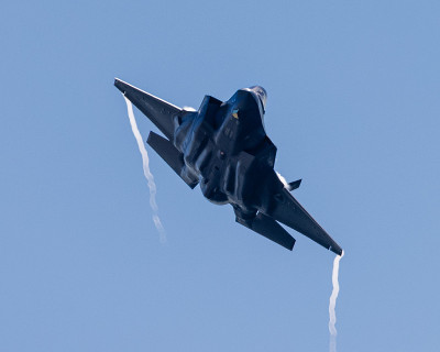 F-35闪电II的底图，加力燃烧器开启，机翼顶端有凝结尾迹