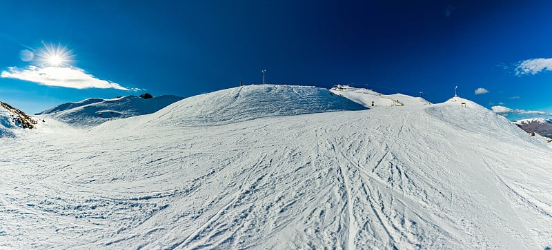 新西兰山全景和滑雪斜坡从皇冠峰滑雪胜地，皇后镇