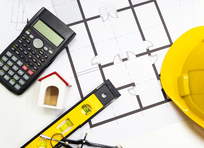 建筑工程师房屋设计图工作台。