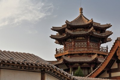上仰檐——中国宝塔和周围的亭子俯瞰月牙湖。敦煌-甘肃——中国- 0664