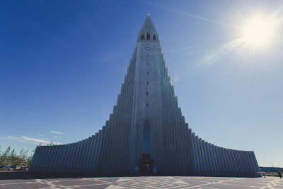 冰岛雷克雅未克的Hallgrimskirkja大教堂，路德教会教堂，在一个阳光明媚的夏日与蓝天