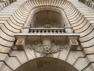 巴黎门，里尔(Porte de Paris)被用作凯旋门。它是为了庆祝路易十四的胜利而建造的