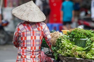 越南河内的街头小贩在出售他们的商品