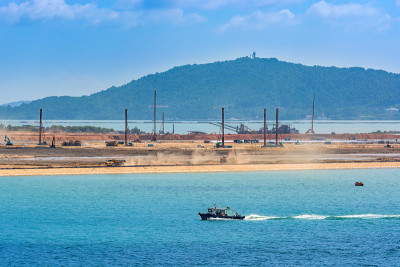 自行运沙船、卡车、挖土机和其他土地移动机械进行地面改善工程，以增加开发场地的土壤强度。