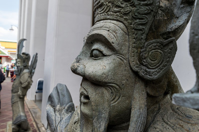 泰国卧佛寺的中国风格雕塑和泰国艺术建筑。