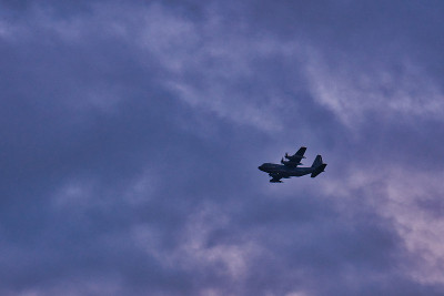 英国诺福克郡深蓝色天空下皇家空军赫拉克勒斯的剪影