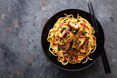 素食肉酱面配蘑菇和胡椒