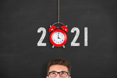 新年概念2021倒计时时钟在黑板背景上的人头