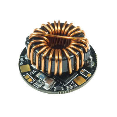 黑色圆形led驱动PCB板电感线圈和表面贴装组件的特写视图