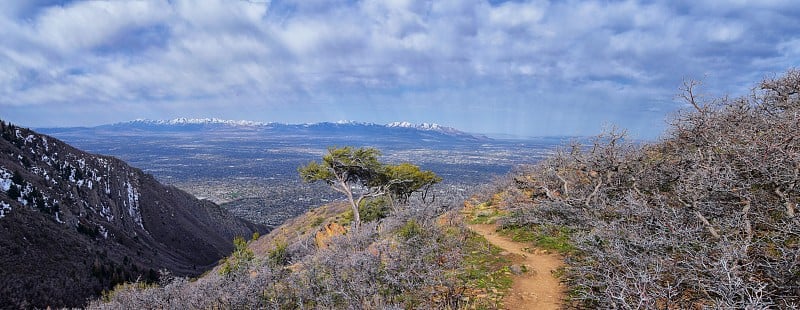 俯瞰响尾蛇峡谷小径，Wasatch Front，盐湖城，犹他州。美国。美国