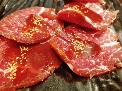 生红牛肉片配酱汁，放在黑色盘子上