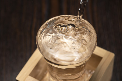 清酒从方形杯中溢出