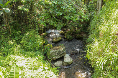 巴基斯坦河谷的河床，有湍急的水流和巨石。在坦帕克西林一个葬礼中心，水流在河床的岩石上翻滚。印尼巴厘岛
