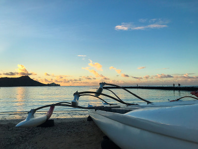 夏威夷怀基基海滩上的独木舟日出