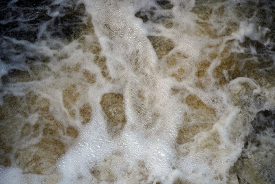 湍急的水流过小堰