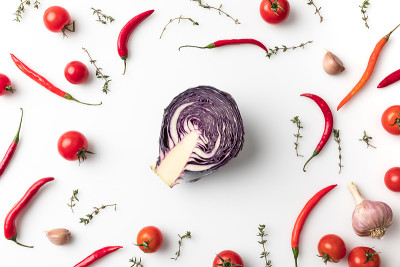 红白菜在辣椒中