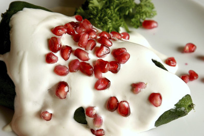 Chiles en Nogada是一道墨西哥菜。这道菜由波布拉诺辣椒(poblano chilis)