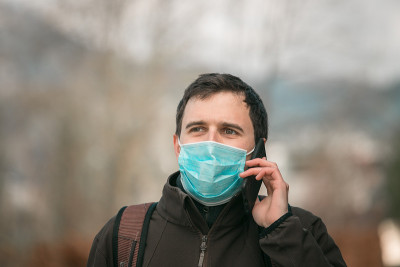 烟道和电晕安全概念。在户外戴口罩保护自己的人