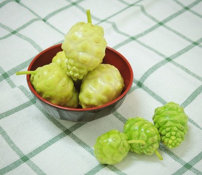 一堆诺丽或巴戟天水果